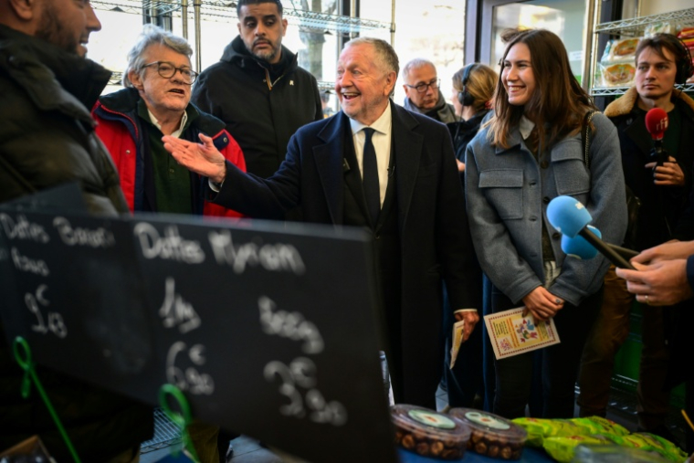 Le candidat à la mairie de Lyon Jean-Michel Aulas (C) et l'ancien ministre centriste Jean-Louis Borloo (2eG) à la Duchère à Lyon le 4 février 2026 ( AFP / OLIVIER CHASSIGNOLE )