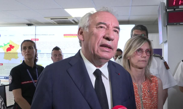 Condamnation de Sansal en Algérie: Bayrou espère des "mesures de grâce" présidentielle