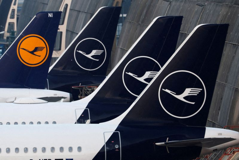 Des avions Lufthansa stationnés à l'aéroport de Francfort