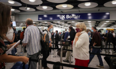 Les passagers font la queue au contrôle des frontières britanniques à l'aéroport d'Heathrow à Londres