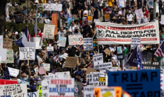 Des manifestants participant à la marche "No Kings" en opposition aux politiques de Donald Trump à Los Angeles, en Californie, le 14 juin 2025 ( AFP / ETIENNE LAURENT )