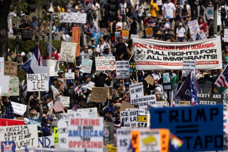 Des manifestants participant à la marche "No Kings" en opposition aux politiques de Donald Trump à Los Angeles, en Californie, le 14 juin 2025 ( AFP / ETIENNE LAURENT )