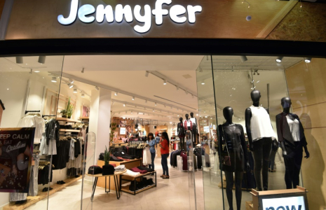 La crise des enseignes de prêt-à-porter continue: la marque Jennyfer, sortie d'une période de redressement judiciaire en 2024, a finalement été placée en liquidation judiciaire ( AFP / Sia KAMBOU )