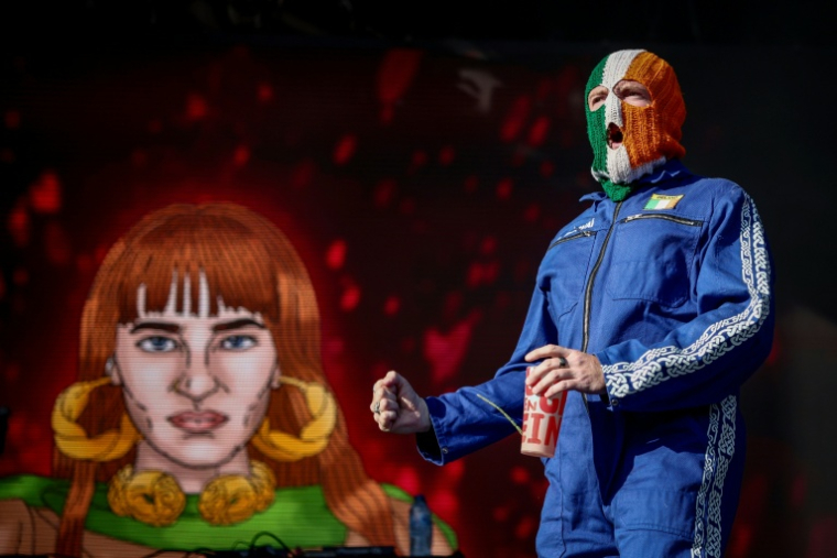 JJ O Dochartaigh, alias DJ Provai, du trio nord-irlandais Kneecap, sur scène à Saint-Cloud, près de Paris, lors du festival Rock en Seine, le 25 août 2025 ( AFP / Guillaume BAPTISTE )