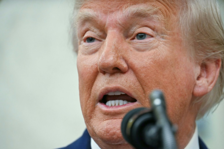 Le président américain Donald Trump dans le Bureau ovale de la Maison Blanche, le 28 mai 2025 à Washington ( AFP / Jim WATSON )