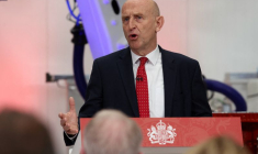 Le ministre britannique des Finances, John Healey, prononce un discours au Manufacturing Technology Centre de Coventry