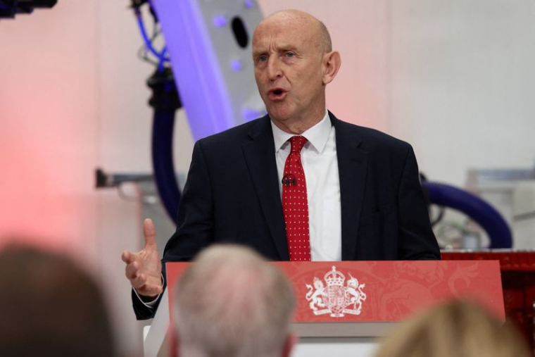 Le ministre britannique des Finances, John Healey, prononce un discours au Manufacturing Technology Centre de Coventry