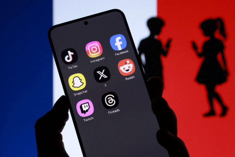 L'illustration représente un drapeau français, des icônes d'applications de réseaux sociaux et la silhouette d'enfants
