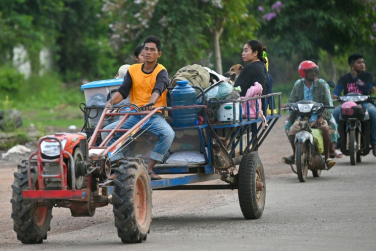 Des civils cambodgiens fuient leurs foyers près de la frontière avec la Thaïlande dans la province d'Otdar Mean Cheay, le 25 juillet 2025 ( AFP / TANG CHHIN Sothy )