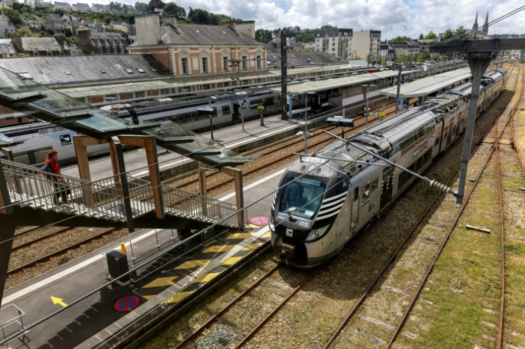 Une passagère de train à la gare de Quimper, (Finistère), le 9 juin 2026 ( AFP / Fred TANNEAU )