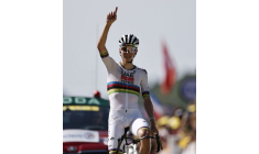 Tadej Pogacar fête sa victoire dans la 12e étape du Tour de France