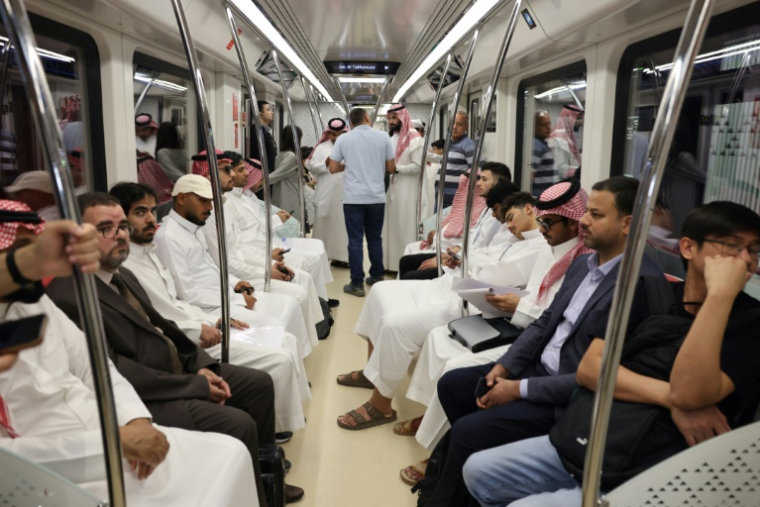Des usagers dans le métro à Ryad, le 27 avril 2025 en Arabie saoudite ( AFP / Fayez Nureldine )