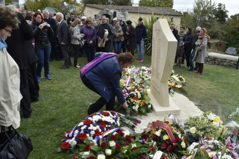 Une cérémonie le 23 octobre 2016 à Puisseguin, en Gironde, en hommage aux victimes de l'accident qui avait fait 43 morts en 2015 ( AFP / GEORGES GOBET )