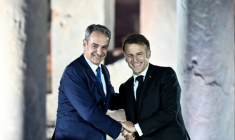 Le Premier ministre grec Kyriakos Mitsotakis (g) et le président français Emmanuel Macron à l'issue d'un événement à l'Agora romaine d'Athènes, le 24 avril 2026 en Grèce ( AFP / Aris MESSINIS )