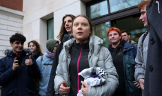 La militante pour le climat Greta Thunberg devant le tribunal de Westminster à Londres