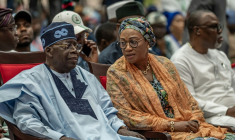 Le président nigérian Bola Ahmed Tinubu (G) parle avec son épouse Oluremi Tinubu lors d'un événement à Abuja le 24 mai 2026 ( AFP / Light Oriye Tamunotonye )