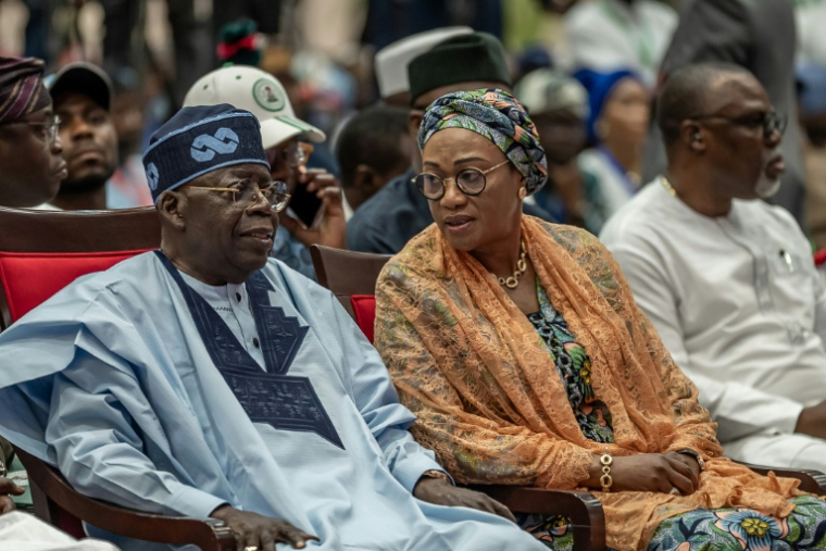 Le président nigérian Bola Ahmed Tinubu (G) parle avec son épouse Oluremi Tinubu lors d'un événement à Abuja le 24 mai 2026 ( AFP / Light Oriye Tamunotonye )