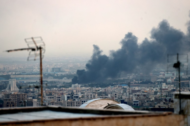 De la fumée après une explosion à Téhéran, le 16 juin 2025 en Iran ( AFP / ATTA KENARE )