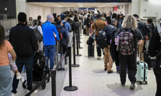 La file d'attente pour le contrôle de sécurité à l'aéroport Bush de Houston au Texas, le 20 mars 2026 ( AFP / RONALDO SCHEMIDT )