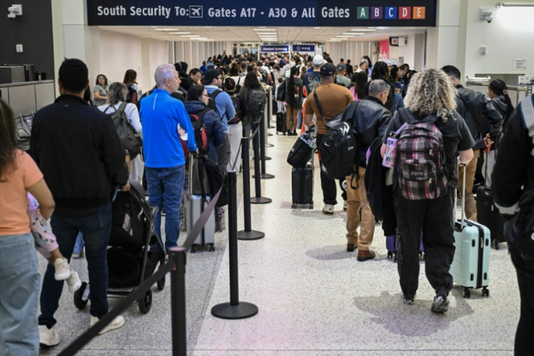 La file d'attente pour le contrôle de sécurité à l'aéroport Bush de Houston au Texas, le 20 mars 2026 ( AFP / RONALDO SCHEMIDT )
