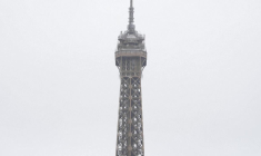 Paris: la tour Eiffel recouverte de neige