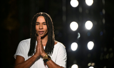 FLe styliste français Olivier Rousteing salue le public à l'issue du défilé Balmain présentant la collection prêt-à-porter femme printemps-été 2026, lors de la Fashion Week de Paris, le 1er octobre 2025 ( AFP / JULIEN DE ROSA )
