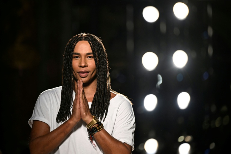 FLe styliste français Olivier Rousteing salue le public à l'issue du défilé Balmain présentant la collection prêt-à-porter femme printemps-été 2026, lors de la Fashion Week de Paris, le 1er octobre 2025 ( AFP / JULIEN DE ROSA )