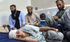 Un enfant soigné le 1er septembre dans un hôpital de la ville de Jalalabad, dans l'est de l'Afghanistan, après un séisme qui a fait plus de 800 morts dans la nuit de dimanche à lundi ( AFP / Aimal ZAHIR )