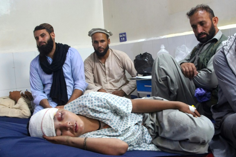 Un enfant soigné le 1er septembre dans un hôpital de la ville de Jalalabad, dans l'est de l'Afghanistan, après un séisme qui a fait plus de 800 morts dans la nuit de dimanche à lundi ( AFP / Aimal ZAHIR )