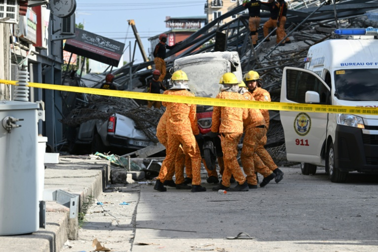 Des sauveteurs sur le site de l'effondrement d'un immeuble en construction à Angeles, aux Philippines, le 24 mai 2026 ( AFP / Ted ALJIBE )