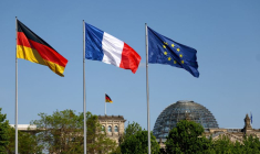 Les drapeaux de l'Allemagne, de la France et de l'Union européenne flottant devant le Bundestag