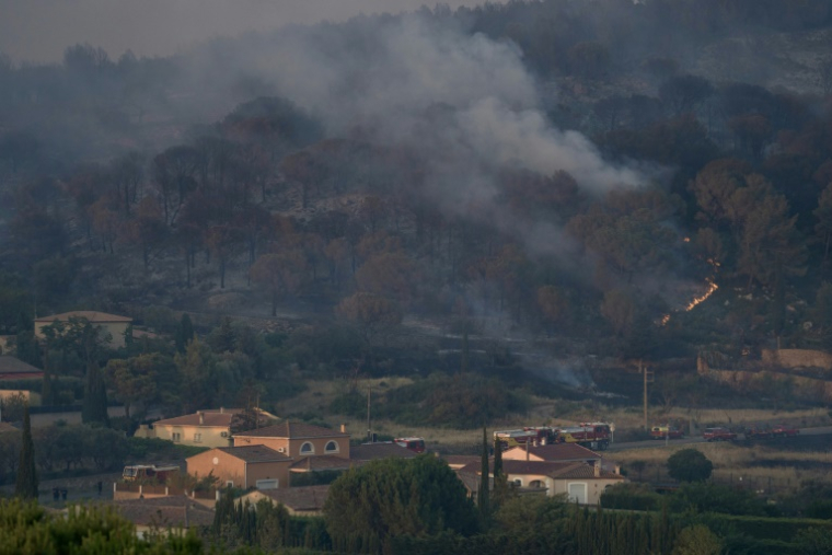 Un incendie proche des habitations à Bizanet, dans l'Aude, le 29 juin 2025 ( AFP / IDRISS BIGOU-GILLES )
