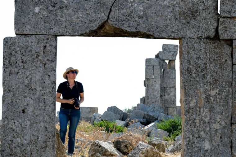L'archéologue Micheline Kurdy, de l'Institut français du Proche-Orient (IFPO), viste les ruines de l'église Saint-Siméon, datant du Ve siècle, à une trentaine de kilomètres au nord-ouest d'Alep, dans le nord de la Syrie, le 18 juillet 2026 ( AFP / LOUAI BESHARA )