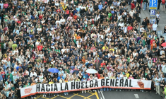 De manifestants défilent pour le droit au logement au lendemain du rejet par les députés d'une série de mesures présentées par le gouvernement, le 3 octobre 2026 à Madrid ( AFP / JAVIER SORIANO )