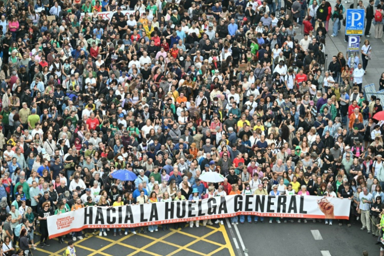 De manifestants défilent pour le droit au logement au lendemain du rejet par les députés d'une série de mesures présentées par le gouvernement, le 3 octobre 2026 à Madrid ( AFP / JAVIER SORIANO )