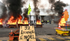 Des palettes brûlent devant l'usine Brandt où sont rassemblés des employés, le 11 décembre 2025 à Vendôme, dans le Loir-et-Cher ( AFP / JEAN-FRANCOIS MONIER )