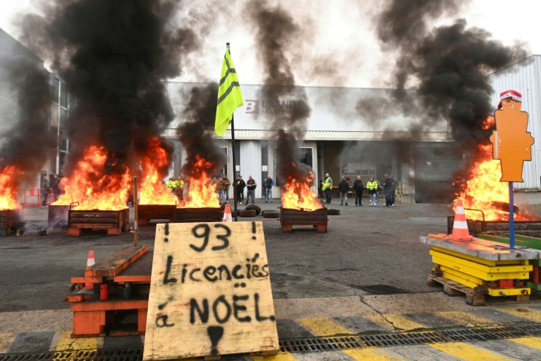 Des feux allumés lors d'une manifestation à l'usine Brandt de Vendôme dans le Loir-et-Cher, le 11 décembre 2025 ( AFP / JEAN-FRANCOIS MONIER )