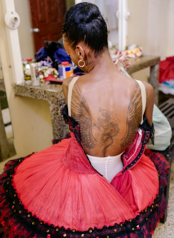 La danseuse classique cubaine Laura Kamila Rojas se prépare avant la répétition de "Don Quichotte" au Théâtre national de Cuba, à La Havane, le 7 mai 2026 ( AFP / ADALBERTO ROQUE )