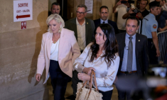 (g-d) La présidente du groupe parlementaire du Rassemblement national (RN), Marine Le Pen, le maire de Perpignan, Louis Aliot, et la députée européenne Catherine Griset arrivent pour assister au prononcé du verdict en appel concernant d'anciens et d'actuels membres du RN, poursuivis pour détournement de fonds publics européens dans l'affaire des emplois présumés fictifs au Parlement européen, à la cour d'appel de Paris, le 7 juillet 2026 ( AFP / Kenzo TRIBOUILLARD )