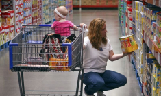 Un client fait ses achats à Rogers, dans l'Arkansas.
