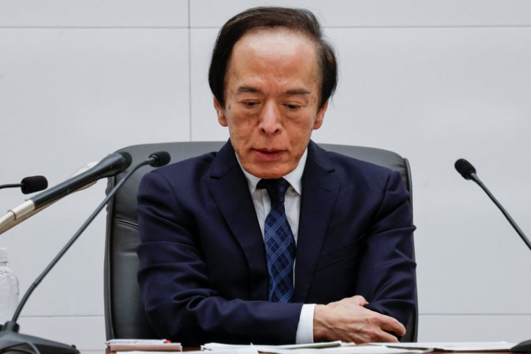 Le gouverneur de la Banque du Japon, Kazuo Ueda, lors d'une conférence de presse après une réunion de politique générale de la Banque du Japon à Tokyo
