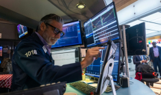 Trader sur le parquet du New York Stock Exchange (NYSE) le 7 novembre 2025. ( GETTY IMAGES NORTH AMERICA / SPENCER PLATT )