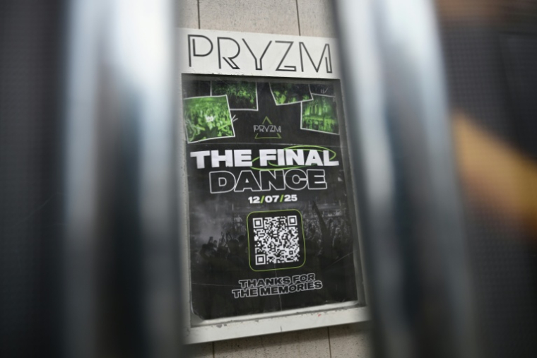 Une affiche fait la promotion de la dernière soirée avant la fermeture du club Pryzm Kingston, au sud-ouest de Londres, qui a eu lieu le 12 juillet 2025 ( AFP / JUSTIN TALLIS )