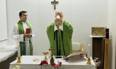 Photo prise et diffusée le 16 octobre 2026 par Vatican Media montrant le pape Léon XIV célébrant une messe à l'hôpital Gemelli à Rome, où il est en convalescence après une intervention chirurgicale pour retirer une tumeur cancéreuse au poumon ( VATICAN MEDIA / Handout )