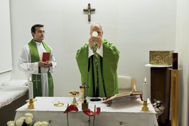 Photo prise et diffusée le 16 octobre 2026 par Vatican Media montrant le pape Léon XIV célébrant une messe à l'hôpital Gemelli à Rome, où il est en convalescence après une intervention chirurgicale pour retirer une tumeur cancéreuse au poumon ( VATICAN MEDIA / Handout )