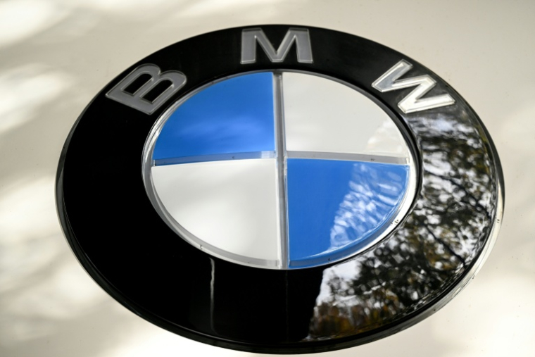 Logo du constructeur automobile allemand BMW à Francfort, le 4 novembre 2025  ( AFP / Kirill KUDRYAVTSEV )