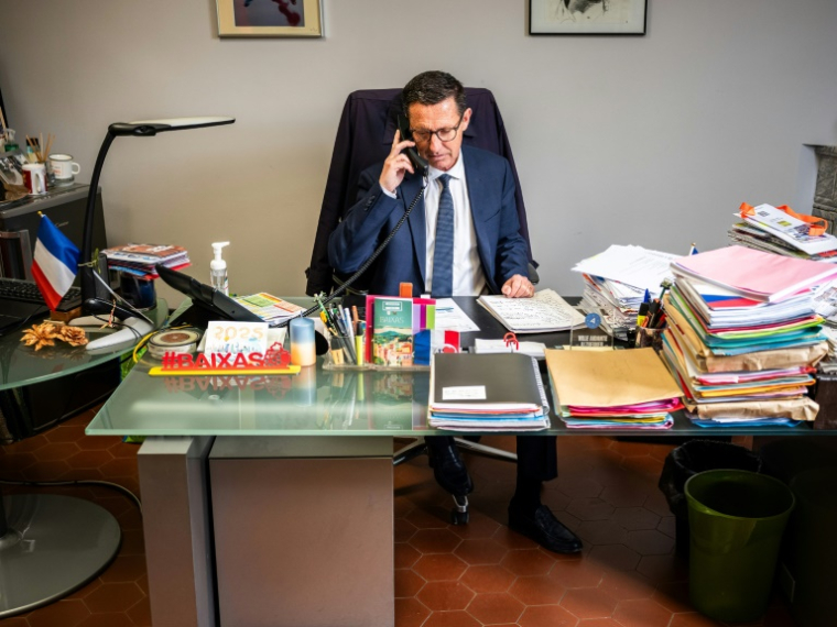Gilles Foxonet, vigneron et maire RN de Baixas, dans son bureau à la mairie de Baixas, le 7 mai 2025 dans les Pyrénées-Orientales ( AFP / Jean-Christophe MILHET )