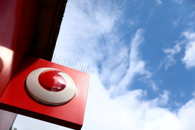 Le logo de Vodafone est affiché sur un panneau devant un magasin à Londres