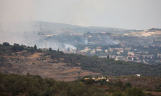 Une vue depuis la ville libanaise de Marwahin sur la fumée s'élèvant du village de Dhayra
