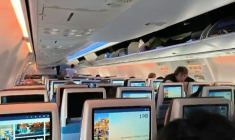 Image tirée d'une vidéo fournie via l'AFPTV le 30 septembre 2026, montrant des passagers à bord du vol flydubai FZ 1073, dont le copilote omanais avait attaqué le pilote, avant son départ pour Tel-Aviv depuis l'aéroport de Tabuk, en Arabie saoudite ( AFPTV / - )